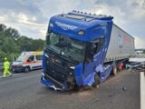 Scoppia pneumatico al camion, autista scagliato fuori dall’abitacolo muore sull’asfalto
