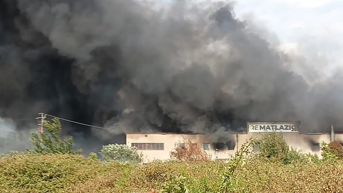 Incendio in una azienda che lavora plastica a San Giorgio a Liri, è allarme ambientale