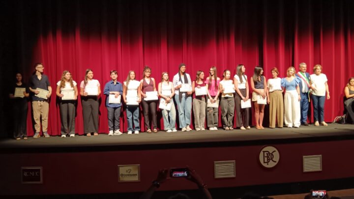Cassino, il Teatro Manzoni celebra l’eccellenza scolastica: premiati gli studenti meritevoli