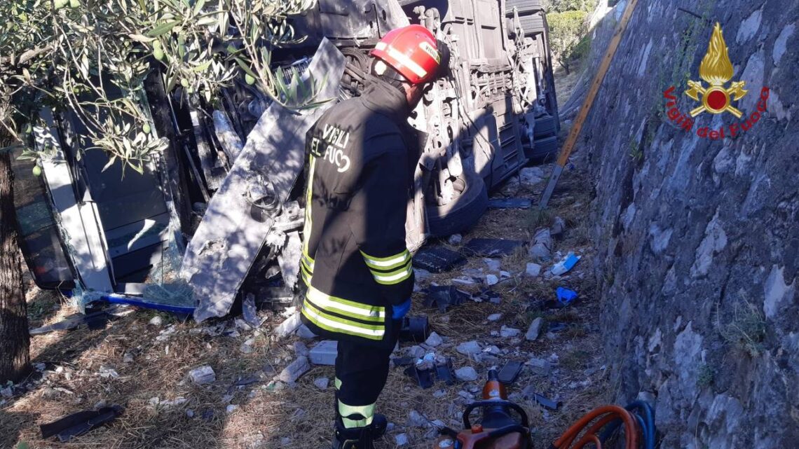 Formia – Autobus fuori strada, un morto e due feriti