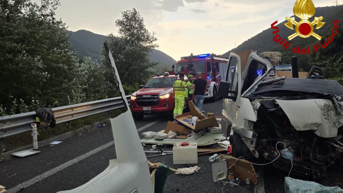 Schianto tra autobus, camper e due auto, cinque morti sulla ternana