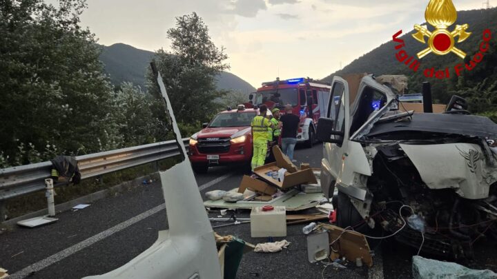 Schianto tra autobus, camper e due auto, cinque morti sulla ternana