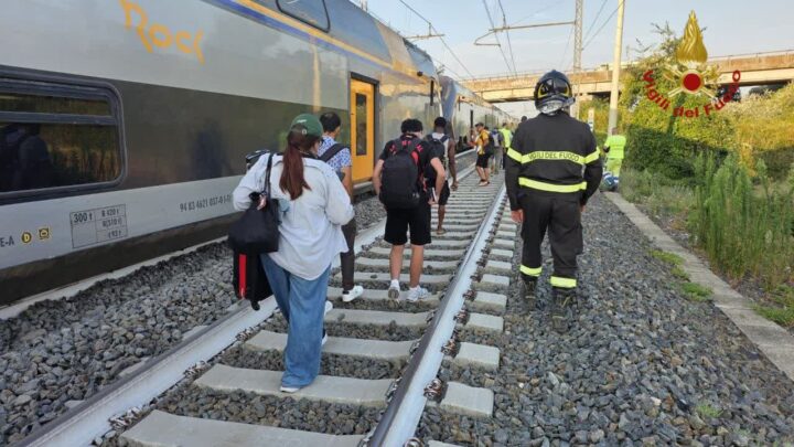 Mucche sui binari, deraglia treno con 450 persone a bordo alle porte di Roma.