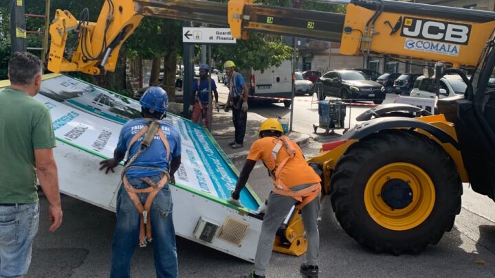 Guerra ai cartelloni selvaggi a Cassino, via i primi 5 maxi-impianti