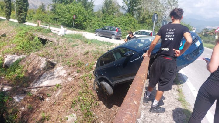 Incidente stradale sulla via Sferracavallo a Cassino, auto rischia di finire nel fiume