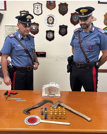 Trovato con armi da taglio e munizioni, pensionato denunciato a Coreno Ausonio